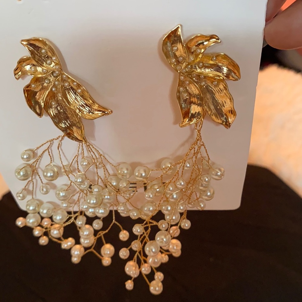 Pearl dangle earrings - pierced